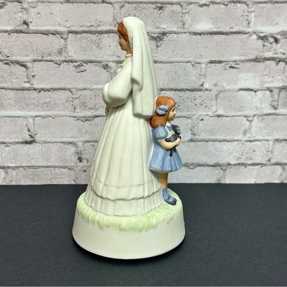 THE BRIDE 1985 International Gallery of Art Figurine Music Box w Girl Behind Her - Picture 5 of 13